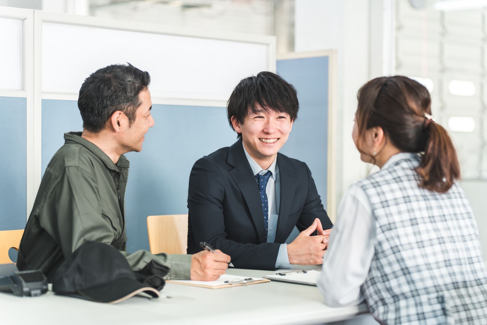 社員が和やかに打ち合わせをしている風景